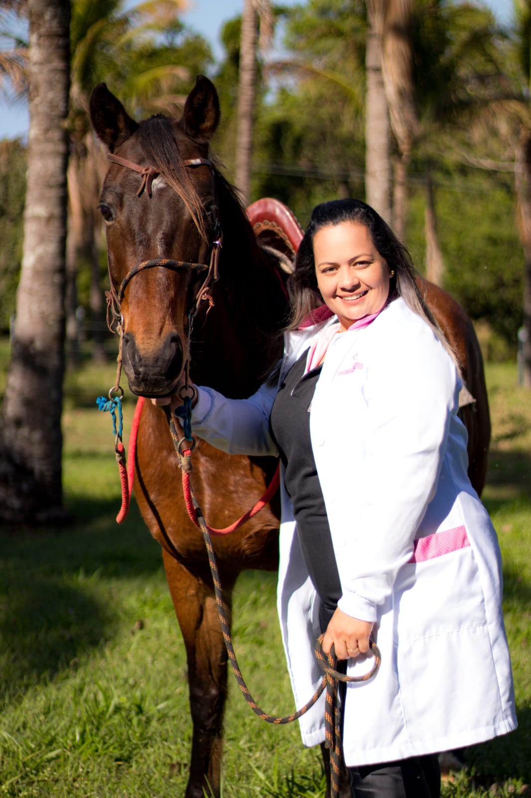 Nayara AzeDias com um cavalo, em atendimento de equoterapia